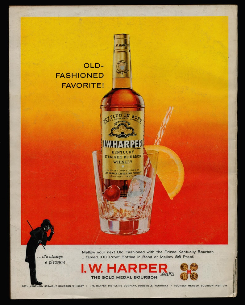 Puede incluir: Un anuncio vintage para I.W. Harper Kentucky Straight Bourbon Whiskey. El anuncio presenta una botella de whisky, un vaso de whisky con una cereza y una rodaja de naranja, y el texto "Old-Fashioned Favorite!" y "I.W. Harper The Gold Medal Bourbon since 1872".