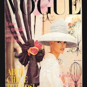 Könnte beinhalten: Vogue Italia Magazin-Cover mit einer Frau, die einen weißen Hut und ein weißes Kleid trägt. Der Text auf dem Cover lautet "Estate in spiaggia: ginnastica die e sole" und "Abiti Chic e Preziosi".