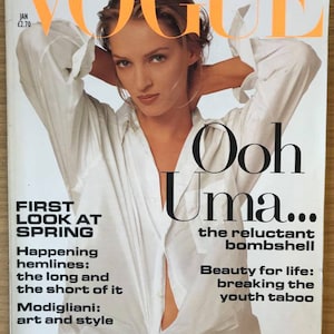 Pode incluir: Uma capa de revista com Uma Thurman usando uma camisa branca e jeans. A capa diz "Vogue" e "Ooh Uma... a bomba relutante".