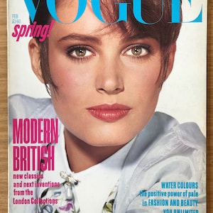 Op de afbeelding: Een tijdschriftcover met een vrouw met kort bruin haar en een wit overhemd. Het tijdschrift heet "Vogue" en de tekst op de cover luidt: "Modern British, new classics and next inventions from the London Collections, Water Colours, the positive power of pale in Fashion and Beauty, You Unlimited, how to feel Better than well, Joan Collins and Alexis in a Certain Style."