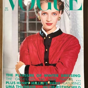 Pode incluir: Uma edição de novembro de 1992 da revista Vogue com uma mulher vestindo uma jaqueta acolchoada vermelha com detalhes pretos e botões dourados. O texto da capa diz "The Pleasure of Winter Dressing... The Greatcoat... The New Tweeds... Plus Henry Miller's Paris Featuring Uma Thurman... Jacob Rothschild... The Modern Medici."