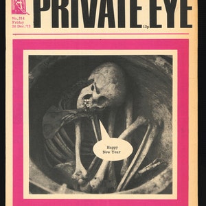 Op de afbeelding: Een zwart-witfoto van een skelet in een pot met een spraakballon die "Gelukkig Nieuwjaar" zegt. De foto is van de cover van een tijdschrift genaamd "Private Eye" gedateerd 28 december 1973.