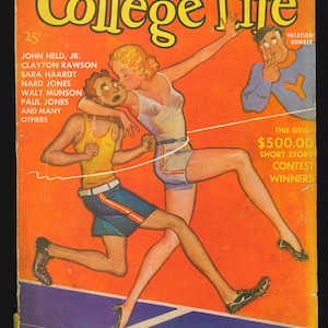 Może przedstawiać: Okładka vintage'owego magazynu "College Life" przedstawiająca kobietę w białym tank topie i szortach, która biegnie w wyścigu z mężczyzną w żółtym tank topie i niebieskich szortach. Kobieta pochyla się, aby pocałować mężczyznę, gdy przekraczają linię mety. Sędzia obserwuje wyścig w tle. Okładka magazynu jest datowana na 1929 rok.