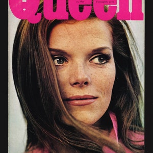 Puede incluir: Una portada de revista vintage con una mujer de cabello largo y castaño con una camisa rosa. La revista se titula "Queen" y la fecha es el 25 de mayo, Fortnightly 3s 6d.