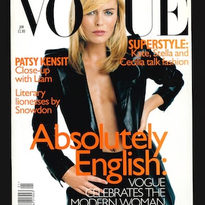 Puede incluir: Una portada de revista con una mujer que lleva una chaqueta de cuero negra y pantalones negros. La revista se titula "Vogue" y el texto de la portada dice "Absolutely English: Vogue celebra a la mujer moderna".