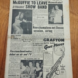 Peut inclure: Un article de journal en noir et blanc tiré de Melody Maker, un magazine de musique, daté du 20 novembre 1954. Le titre principal est "McGuffie quitte le Dynamic Show Band". L'article traite du départ de Bill McGuffie du groupe et des débuts à venir du groupe Fierstone à la radio et à la télévision. L'article mentionne également les nouveaux champions de la session Decca, diffusée à la radio. Une publicité pour Grafton Alto-Sax Goes Places figure dans le coin inférieur droit de l'article.