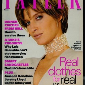 Puede incluir: Portada de la revista "TATLER" con una mujer de pelo rubio y ojos azules. El título de la revista es rosa. El texto incluye "Real clothes for real life" y el precio, £2.20.