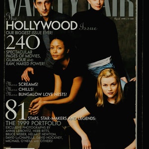 Op de afbeelding: Een tijdschriftcover voor Vanity Fair, met een zwart-witfoto van de tijdschrifttitel "Vanity Fair" in grote, vetgedrukte letters. De cover toont vier acteurs: Edward Norton, Thandie Newton, Reese Witherspoon en Monica Potter. De tekst op de cover luidt "The Hollywood Issue", "Our Biggest Issue Ever!" en "240 Spectacular Pages of Movies, Glamour and Raw, Naked Power!" De cover bevat ook de datum "April 1999" en de prijs "€ 2,80".