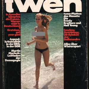Op de afbeelding: Een tijdschriftcover met een vrouw die op een strand rent. Het tijdschrift heet "twen" en de cover bevat artikelen over vrouwenrechten, jeugdcriminaliteit en wintersport. De cover bevat ook een foto van een vrouw die op een strand rent.
