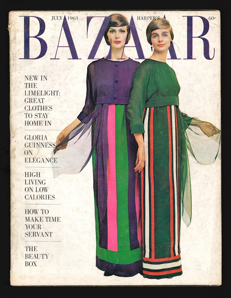 Puede incluir: Una portada de revista vintage de Harper's Bazaar de julio de 1963 con dos mujeres con vestidos coloridos. El texto de la portada dice: "New in the Limelight: Great Clothes to Stay Home In, Gloria Guinness on Elegance, High Living on Low Calories, How to Make Time Your Servant, The Beauty Box."