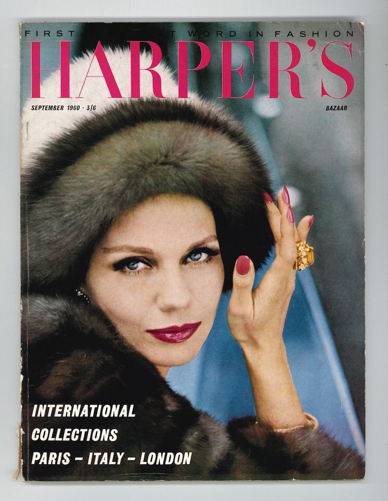 Pu&ograve; includere: Una copertina di rivista con una donna che indossa un cappello e un cappotto di pelliccia. La rivista &egrave; Harper's Bazaar, settembre 1960. Il testo sulla copertina recita "Collezioni internazionali, Parigi - Italia - Londra".