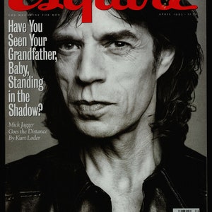 Puede incluir: Una fotografía en blanco y negro de Mick Jagger en la portada de la revista Esquire. El texto de la portada dice "Have You Seen Your Grandfather, Baby, Standing in the Shadow?" y "Mick Jagger Goes the Distance By Kurt Loder".