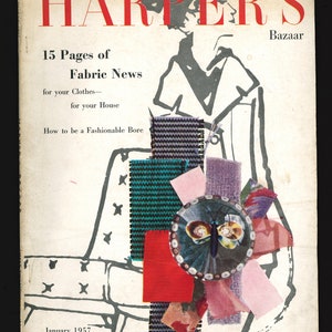 Könnte beinhalten: Ein Vintage-Magazincover für Harper's Bazaar mit einer Schwarzweißillustration einer Frau in einem Mantel. Der Covertext lautet "15 Pages of Fabric News for your Clothes - for your House How to be a Fashionable Bore" und "January 1957 Three Shillings and Sixpence". Das Cover ist mit bunten Stoffproben und einer Schmetterlingsbrosche verziert.