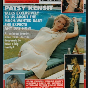 Puede incluir: Una portada de revista con Patsy Kensit, una actriz británica embarazada, vestida con un vestido blanco, tumbada en una tumbona junto a una piscina. El titular de la portada dice "Patsy Kensit habla en exclusiva sobre el bebé tan deseado que espera de un día para otro".