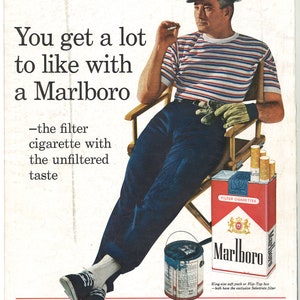 Puede incluir: Un hombre con un sombrero de marinero y una camisa a rayas se sienta en una silla de madera sosteniendo un paquete de cigarrillos Marlboro. El texto en el paquete dice "Marlboro" y "Filter Cigarettes". El texto debajo del paquete dice "King-size soft pack or Flip-Top box - both have the exclusive Selectrate filter". El texto debajo de la imagen dice "Why don't you settle back and have a full-flavored smoke?"
