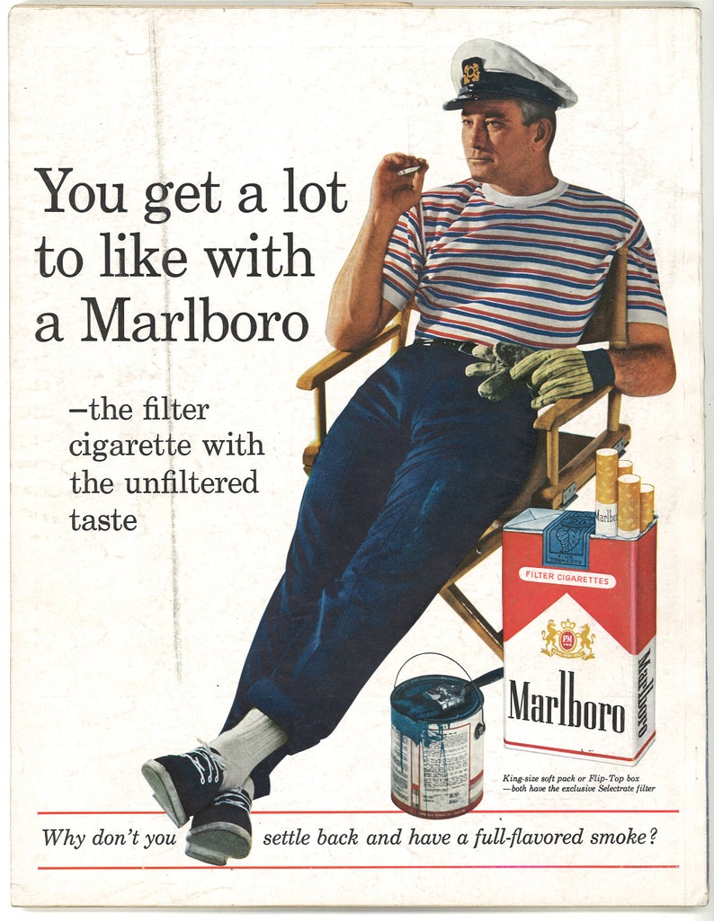 Puede incluir: Un hombre con un sombrero de marinero y una camisa a rayas se sienta en una silla de madera sosteniendo un paquete de cigarrillos Marlboro. El texto en el paquete dice "Marlboro" y "Filter Cigarettes". El texto debajo del paquete dice "King-size soft pack or Flip-Top box - both have the exclusive Selectrate filter". El texto debajo de la imagen dice "Why don't you settle back and have a full-flavored smoke?"