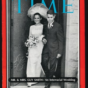 Op de afbeelding: Een zwart-witfoto van een stel op hun trouwdag. De bruid draagt een witte jurk en sluier, en de bruidegom draagt een pak. De foto is afkomstig uit de editie van 29 september 1967 van het tijdschrift TIME. De omslagtekst luidt "MR. & MRS. GUY SMITH / Een interraciale bruiloft".
