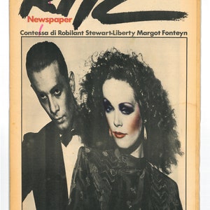 Peut inclure: Une couverture de magazine avec une photo en noir et blanc de deux personnes. Le magazine s'appelle "RITZ Newspaper" et le titre principal est "Contessa di Robilant Stewart-Liberty Margot Fonteyn".