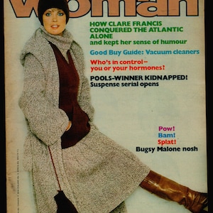 Può includere: La copertina della rivista "Woman" dell'8 gennaio 1977, presenta una donna in un completo di maglia. Il titolo della rivista è in rosa. I titoli includono "How Clare Francis Conquered the Atlantic Alone" e "Good Buy Guide: Vacuum cleaners."