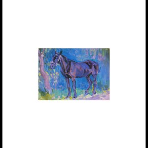 Könnte beinhalten: Ein Gemälde eines dunkelvioletten Pferdes, das auf einer Weide mit blauem Hintergrund steht. Das Pferd trägt ein Zaumzeug und blickt nach links. Das Gemälde ist in einem lockeren, impressionistischen Stil gehalten.