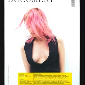 Pode incluir: Uma capa de revista com uma mulher de cabelo rosa usando um top preto. A revista é intitulada "DOCUMENT" e o texto da capa inclui as palavras "Ways of Seeing" e "Six Covers".