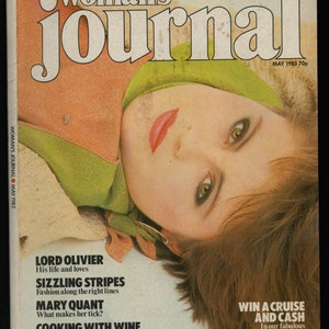 Op de afbeelding: Een tijdschriftcover met een vrouw met rode lippen en groene en oranje kleding. Het tijdschrift heet "Woman's Journal" en de cover bevat de tekst "Lord Olivier", "Sizzling Stripes", "Mary Quant", "Cooking with Wine" en "Win a Cruise and Cash".