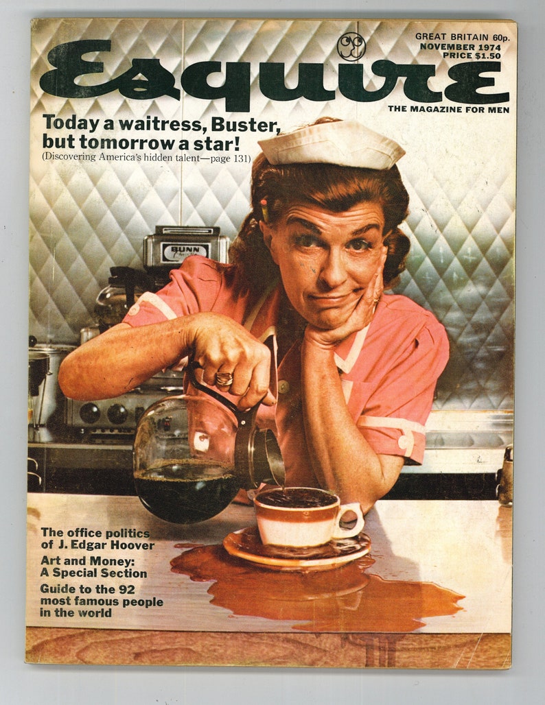 Puede incluir: Una portada de revista vintage con una mujer con un uniforme rosa y blanco sirviendo caf&eacute;. La revista se titula "Esquire" y el texto de la portada dice "Hoy una camarera, Buster, pero ma&ntilde;ana una estrella!" La portada tambi&eacute;n presenta el texto "La pol&iacute;tica de oficina de J. Edgar Hoover, Arte y dinero: Una secci&oacute;n especial, Gu&iacute;a de las 92 personas m&aacute;s famosas del mundo."