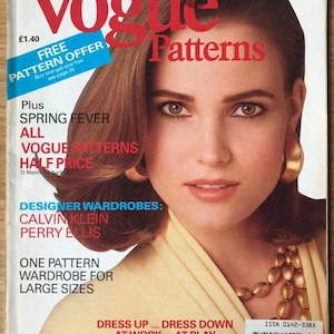Puede incluir: Portada de la revista Vogue Patterns de la primavera de 1987 con una mujer de cabello castaño y un collar dorado. El texto de la portada dice "Vogue Patterns", "Spring Fever", "All Vogue Patterns Half Price", "Designer Wardrobes: Calvin Klein Perry Ellis", "One Pattern Wardrobe for Large Sizes", y "Dress Up... Dress Down At Work... At Play".