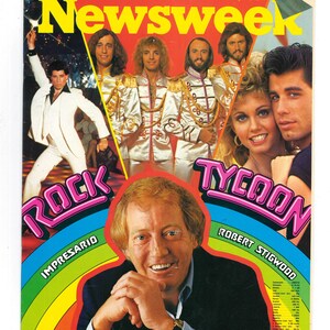 Może przedstawiać: Okładka magazynu Newsweek z fotografią Roberta Stigwooda, impresario grupy rockowej Bee Gees. Okładka zawiera tekst "Rock Tycoon" i "Robert Stigwood" w tęczowym wzorze.