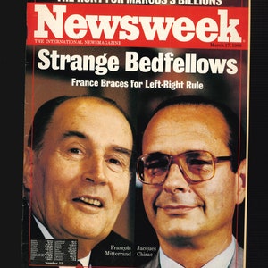 Può includere: Copertina della rivista Newsweek con una foto di due uomini, François Mitterrand e Jacques Chirac, con il titolo "Strange Bedfellows" e il sottotitolo "France Braces for Left-Right Rule". La copertina è datata 17 marzo 1986.
