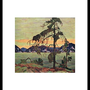 Può includere: Un dipinto di paesaggio raffigurante una scena lacustre con un pino verde scuro prominente al centro. Il cielo passa dal giallo al verde chiaro, con montagne blu scuro sullo sfondo. L'acqua è di colore verde chiaro.