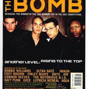 Puede incluir: La portada de la revista The Bomb presenta a un grupo de cinco jóvenes, entre ellos Robbie Williams, Foxy Brown, Connor Reeves y Daft Punk. El texto de la portada dice "Another Level: Rising to the Top" y enumera otros artistas que aparecen en el número, incluidos Ultra Nate, Imajin, Finley Quaye, Onyx Air, The Notorious B.I.G., Juice y Lutriccia McNeal.