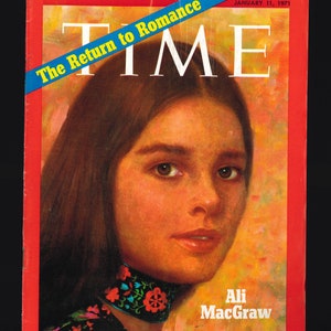 以下が含まれることがあります： アリ・マッグローの肖像画が描かれた、ビンテージのタイム誌の表紙。表紙は赤で、黄色いバナーには「The Return to Romance」と書かれている。雑誌の表紙は1971年1月11日付けである。
