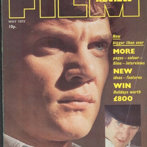 Op de afbeelding: Een tijdschriftcover met een close-up van een mannengezicht. Het tijdschrift heet "Film Review" en de tekst op de cover luidt "Now bigger than ever MORE pages - colour - films - interviews NEW ideas - features WIN Holidays worth £800". De cover toont ook een kleinere afbeelding van Malcolm McDowell, die in "A Clockwork Orange" speelt.