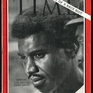 Può includere: La copertina della rivista Time del 21 luglio 1967, presenta un ritratto in bianco e nero del tassista di Newark John Smith. Il titolo recita "Anatomia di una rivolta razziale" con il logo Time in lettere nere. La copertina ha un bordo rosso.