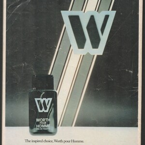 以下が含まれることがあります： Worth pour Homme Eau de Toiletteの広告。画像には、白い「W」ロゴと「WORTH POUR HOMME」のテキストが入った濃い色のボトルが写っています。背景には「LES PARFUMS WORTH PARIS」のテキストと、様式化された「W」ロゴが含まれています。