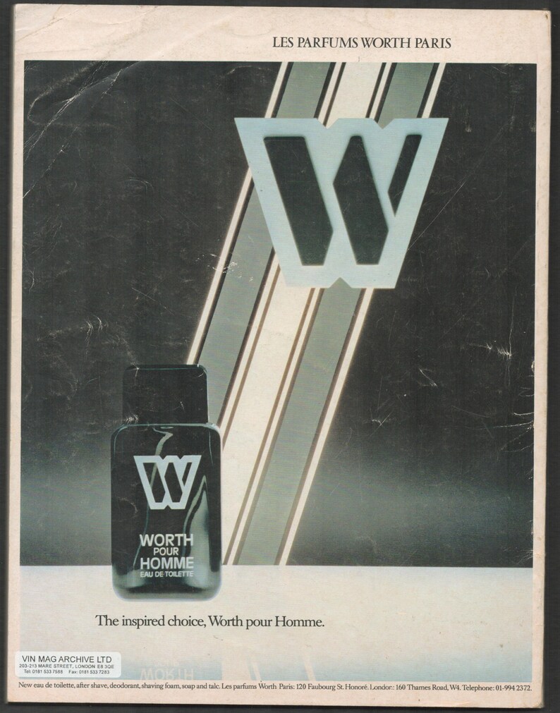 以下が含まれることがあります： Worth pour Homme Eau de Toiletteの広告。画像には、白い「W」ロゴと「WORTH POUR HOMME」のテキストが入った濃い色のボトルが写っています。背景には「LES PARFUMS WORTH PARIS」のテキストと、様式化された「W」ロゴが含まれています。