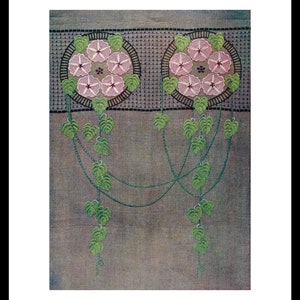 Peut inclure: Un motif de broderie vintage avec deux motifs circulaires de fleurs roses et de feuilles vertes, entourés d'une grille noire. Le motif est sur un fond brun clair texturé.