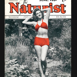 Puede incluir: Una portada de revista en blanco y negro con una mujer en traje de baño rojo de pie en un jardín. La revista se llama "The Naturist" y la portada dice "Nudism - Phys - Health".