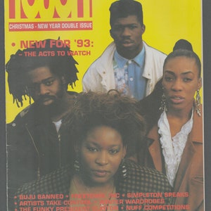 Puede incluir: Una portada de revista con fondo amarillo y la palabra "TOUCH" en letras rojas. La portada presenta a un grupo de tres personas, dos hombres y una mujer, con el texto "NEW FOR '93: THE ACTS TO WATCH" en letras rojas. La revista es un número doble de Navidad y Año Nuevo y no está a la venta.