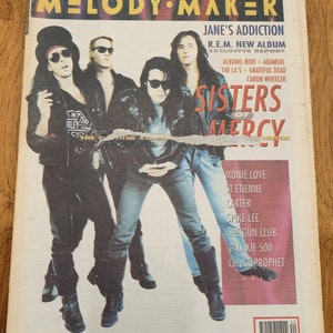 Puede incluir: Una portada de revista con una foto en blanco y negro de una banda llamada "Sisters of Mercy". La revista se llama "Melody Maker" y la fecha es el 6 de octubre de 1990. La portada también incluye una lista de otros artistas, incluyendo "Jane's Addiction", "R.E.M.", "Ride", "Adamski", "The La's", "Grateful Dead", "Caron Wheeler", "Monie Love", "St Etienne", "Carter", "Spike Lee", "The Gun Club", "Galaxie 500" y "Chuck Prophet".