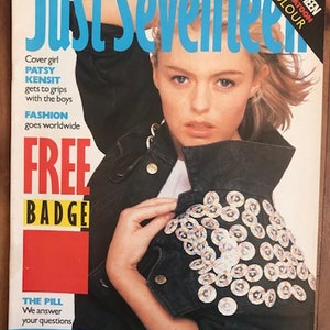 Puede incluir: Una portada de revista para Just Seventeen, con Patsy Kensit, una modelo que lleva una chaqueta vaquera con un diseño de insignia. El texto de la portada dice: "Cover girl Patsy Kensit gets to grips with the boys. Fashion goes worldwide. Free Badge. The Pill. We answer your questions. Felix Howard, C. Thomas Howell, Bobby Davro & Jessica Martin."