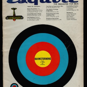 Puede incluir: Una portada de revista vintage que presenta un blanco y azul con el texto "Barnstorming: How to Walk on a Wing" en el centro. La revista se titula "Esquire: The Magazine for Men" y presenta una tabla de contenidos con art&iacute;culos sobre temas como la pol&iacute;tica, las finanzas y el entretenimiento.