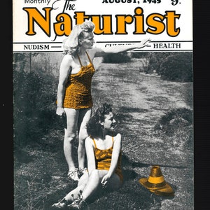 Op de afbeelding: De cover van het tijdschrift The Naturist uit augustus 1945 toont twee vrouwen in badpakken die op een grasveld staan. De titel van het tijdschrift staat in grote, vetgedrukte, oranje letters. De woorden "Nudisme", "Cultuur" en "Gezondheid" zijn in zwarte letters op de cover gedrukt.