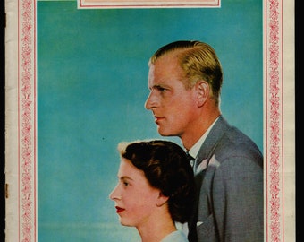 Può includere: Una copertina di rivista con una fotografia a colori della regina e del principe Filippo. La copertina è per il numero del 29 settembre 1951 di The Illustrated London News. Il titolo principale è "Tour reale canadese".