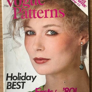 Puede incluir: Una portada de revista para Vogue Patterns con una mujer de cabello rubio y ojos azules. El texto de la portada dice "Holiday Best" y "Firsts for '80!" con la fecha "Winter 1979".