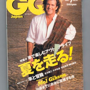 Peut inclure: Une couverture de magazine mettant en vedette Mel Gibson, avec le titre "GQ Japan" et le texte "Summer Driving!" en gros caractères gras. La couverture présente également le texte "Mel Gibson 30歳までに自分に投資する法" en japonais.