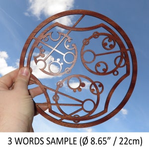Niestandardowy gallifreyański drewniany znak z Twoim imieniem - inspirowany Doktorem Who