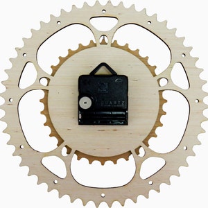 Pode incluir: Vista traseira de um rel&oacute;gio de madeira com design de engrenagem. O rel&oacute;gio &eacute; feito de madeira clara e tem um mecanismo de rel&oacute;gio de quartzo preto.