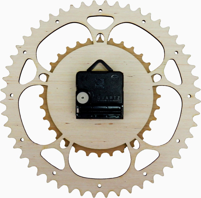 Pode incluir: Vista traseira de um rel&oacute;gio de madeira com design de engrenagem. O rel&oacute;gio &eacute; feito de madeira clara e tem um mecanismo de rel&oacute;gio de quartzo preto.